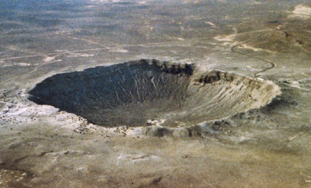 Der Canyon Diablo in Arizona: 1,2 Kilometer im Durchmesser, heutige Tiefe 170 Meter. Der Krater entstand vor etwa
                                20.000 Jahren durch den Einschlag eines Eisenmeteoriten mit einer Masse von ca. 1 Million Tonnen.