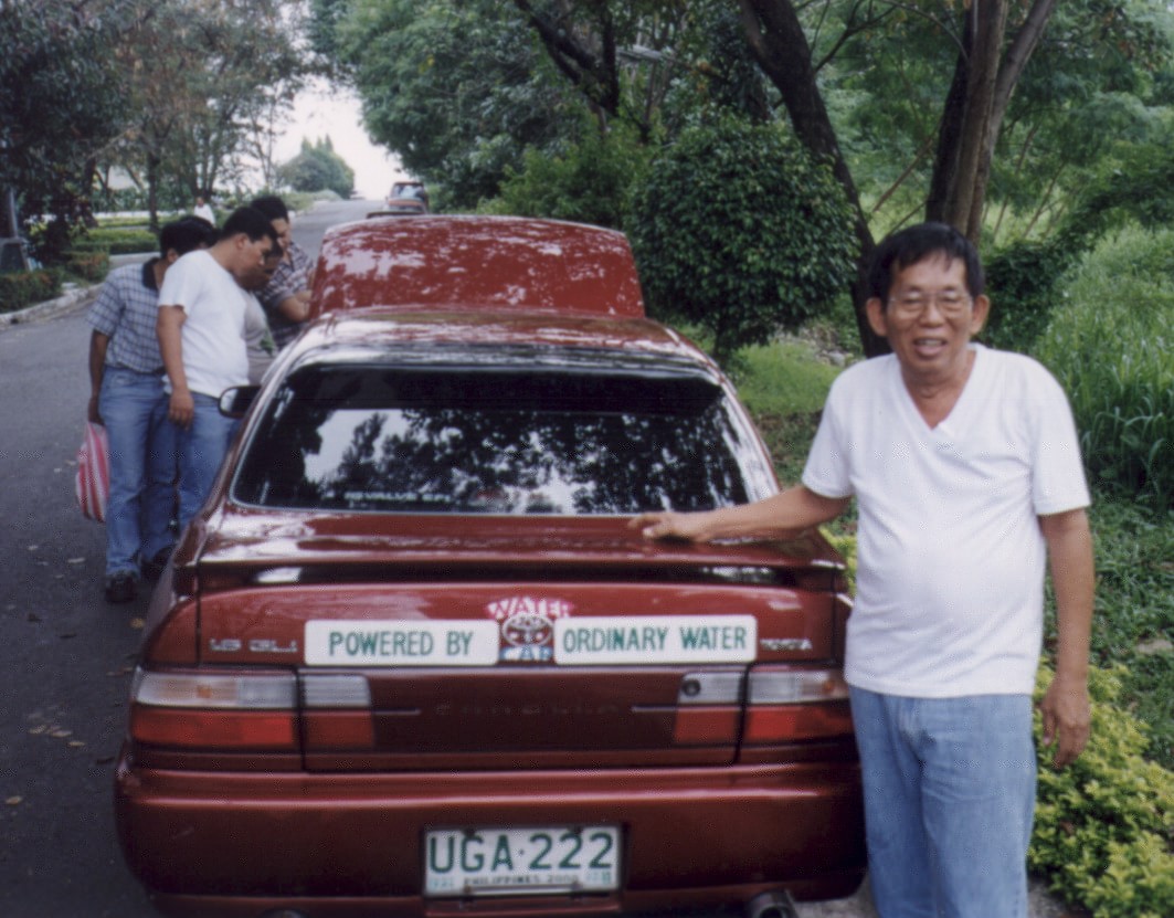 Der Aufkleber beweißt es: Wasser rein und ab die Post. ;-)<br>Laut der Website wasserauto.de zeigt dieses Bild Daniel Dingel, den "Erfinder" des sogenannten Wasserautos, angeblich Mitarbeiter des Industrial Technology Development Institute, Manila, Phillipinen. © www.wasserauto.de