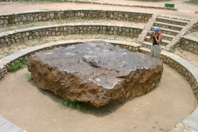 Der Meteorit Hoba in Namibia hat ein Gewicht von 60 Tonnen und schlug vor ca.
                                80.000 Jahren auf der Erde ein. © confluence.org