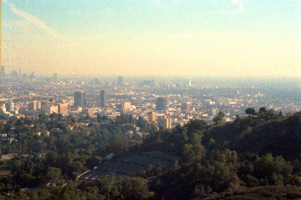 Braun verfärbter Himmel durch Smog über Downtown Los Angeles, © Martyn Healy, Freefoto.com