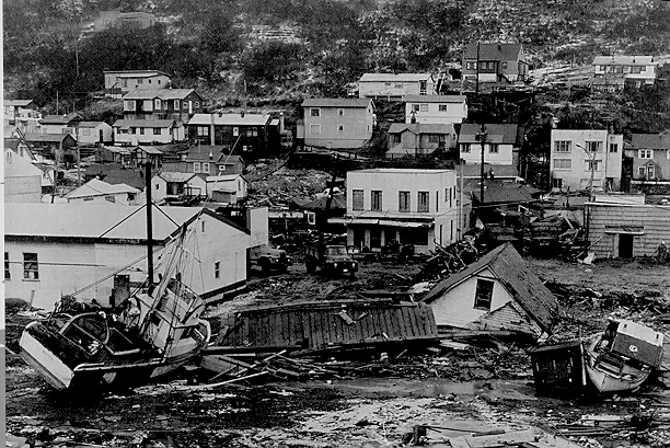 Verwüstungen in Kodiak, Alaska, nach dem Tsunami vom 27. März 1964. Durch den Tsunami starben 21 Menschen, es enstand ein Sachschaden von 30 Millionen Dollar in und um Kodiak.